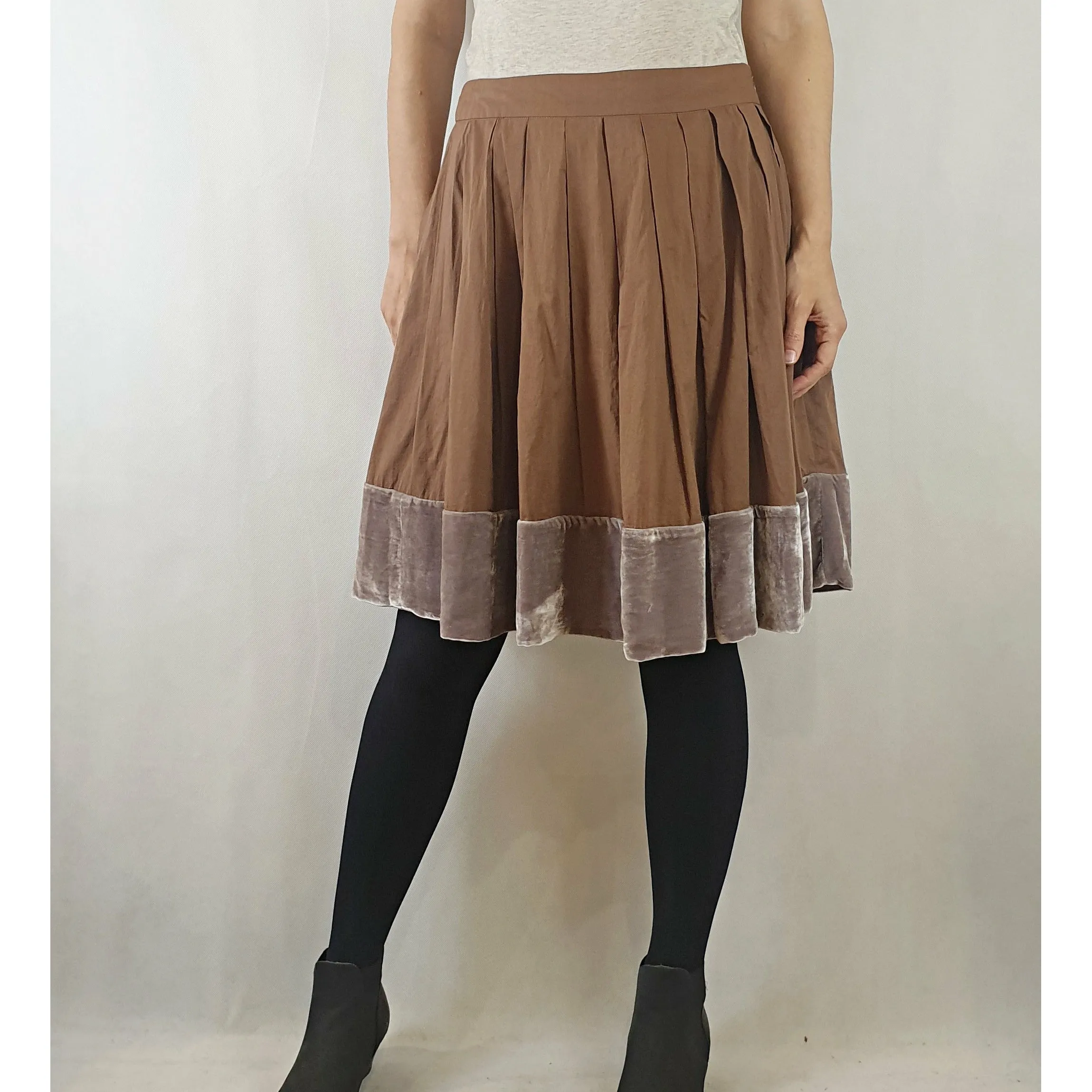 Camilla and Marc pre-owned brown skirt with velvet trim size 8 (fits 8-10)